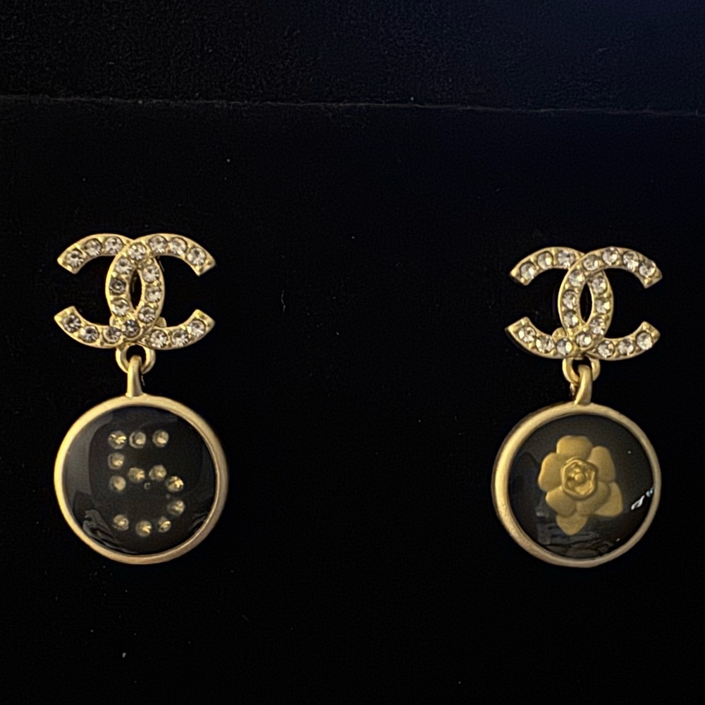 CHANEL MATTE GOLD VINTAGE EARRINGS - Picture 2 of 3